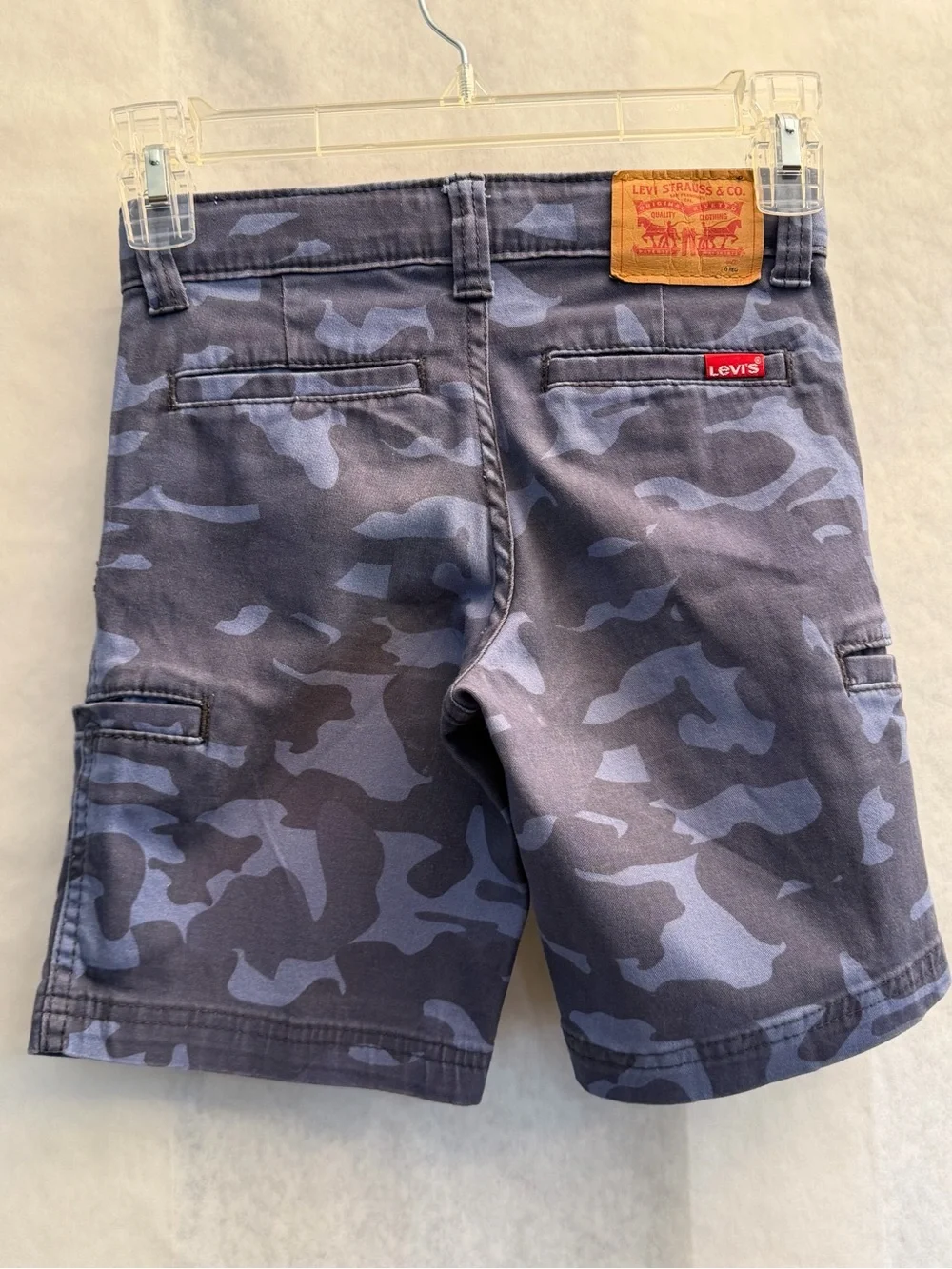 Levi's Boys Blue Camo Cargo Shorts with Red Logo Sz-6.‎  GG6